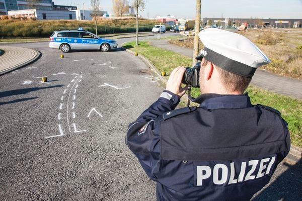 POL-REK: 170526-2: Mit dem Auto gegen drei Pkw und eine Hauswand gestoßen - Bergheim