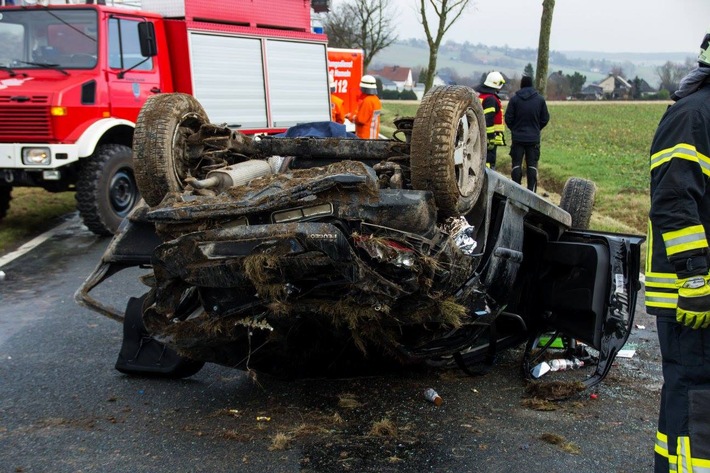 POL-HM: Schwerer Verkehrsunfall auf der L432 - Pkw-Insassen nach Überschlag schwer verletzt