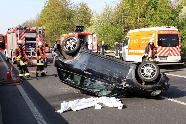 FW-E: PKW überschlagen auf der A52 Richtung Düsseldorf, ein Fahrer schwer verletzt