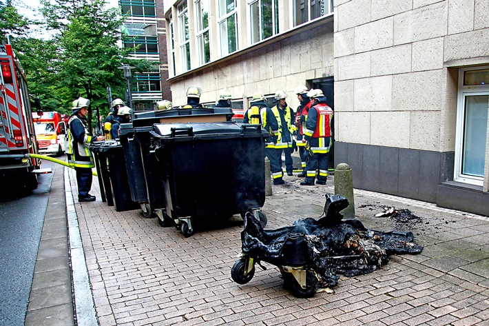 FW-E: Feuer im Keller des &quot;Deutschlandhauses&quot; an der Lindenallee