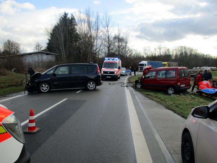 POL-WL: Verkehrsunfall mit zwei schwer- und einer leichtverletzten Person ++ Ausgelaufenes Öl ursächlich für Frontalzusammenstoß ++ Einbrüche ++ Zeugenaufruf nach Unfallflucht