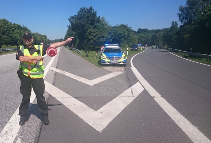 POL-FL: Schleswig-Flensburg - Blitzer auf der A7: gefährliche Raser bei Schwerlastkontrolle und Sommerhitze