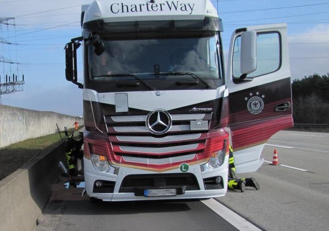 POL-F: 160216 - 146 Bundesautobahn 3: Verkehrsunfallflucht mit LKW - Zeugen gesucht! (FOTO)