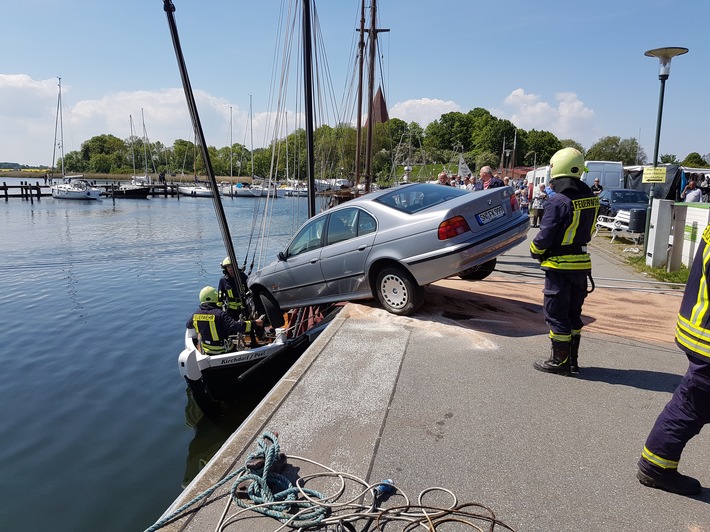 POL-HRO: Verkehrsunfall am Poeler Hafen - Unfallwagen trifft Traditionssegler