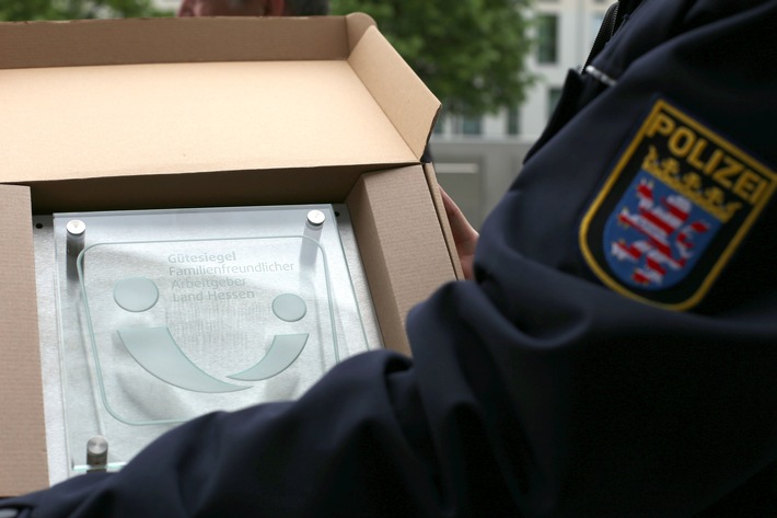 POL-F: 170505 - 479 Frankfurt: G&uuml;tesiegel "Familienfreundlicher Arbeitgeber Land Hessen" erfolgreich angebracht - Bezug zu Meldung Nr. 466 vom 03.05.2017 (FOTO)