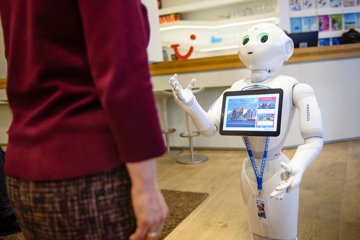 New servicing robot Pepper has world champions in the World of TUI Berlin 
