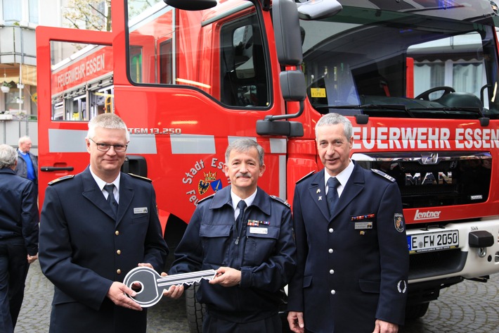 FW-E: Neues Löschfahrzeug für die Freiwillige Feuerwehr Essen-Kettwig Branddirektor Jörg Wackerhahn übergibt offiziell den Schlüssel für das neue LF 10 (Löschgruppenfahrzeug 10)