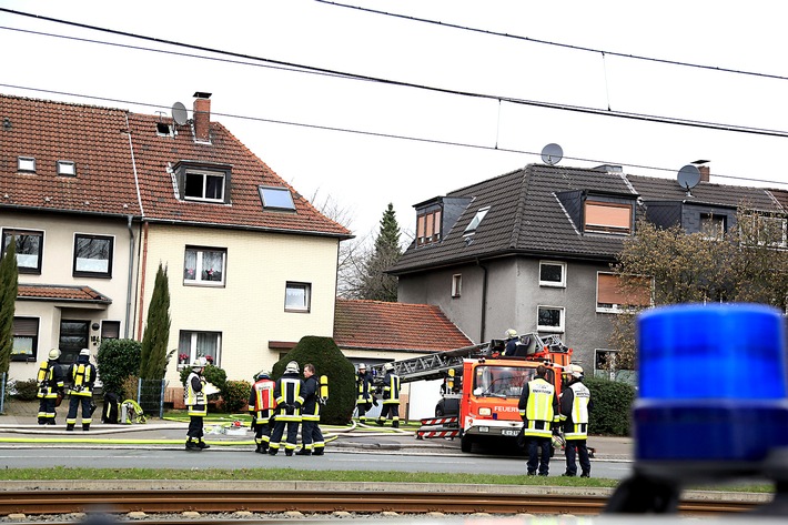 FW-E: Feuer in Dachgeschosswohnung, Rauchmelder warnt Hauseigentümerin im Erdgeschoss