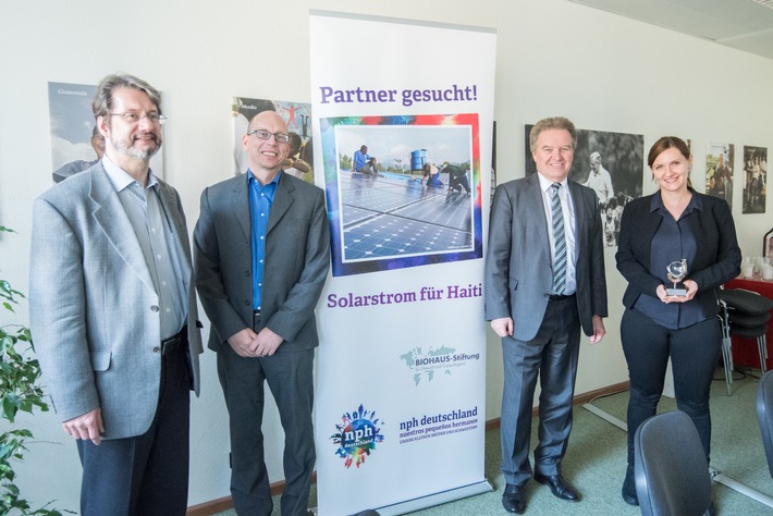 Bild zum Beitrag: Umweltminister Franz Untersteller würdigt das preisgekrönte Solarprojekt von nph deutschland 