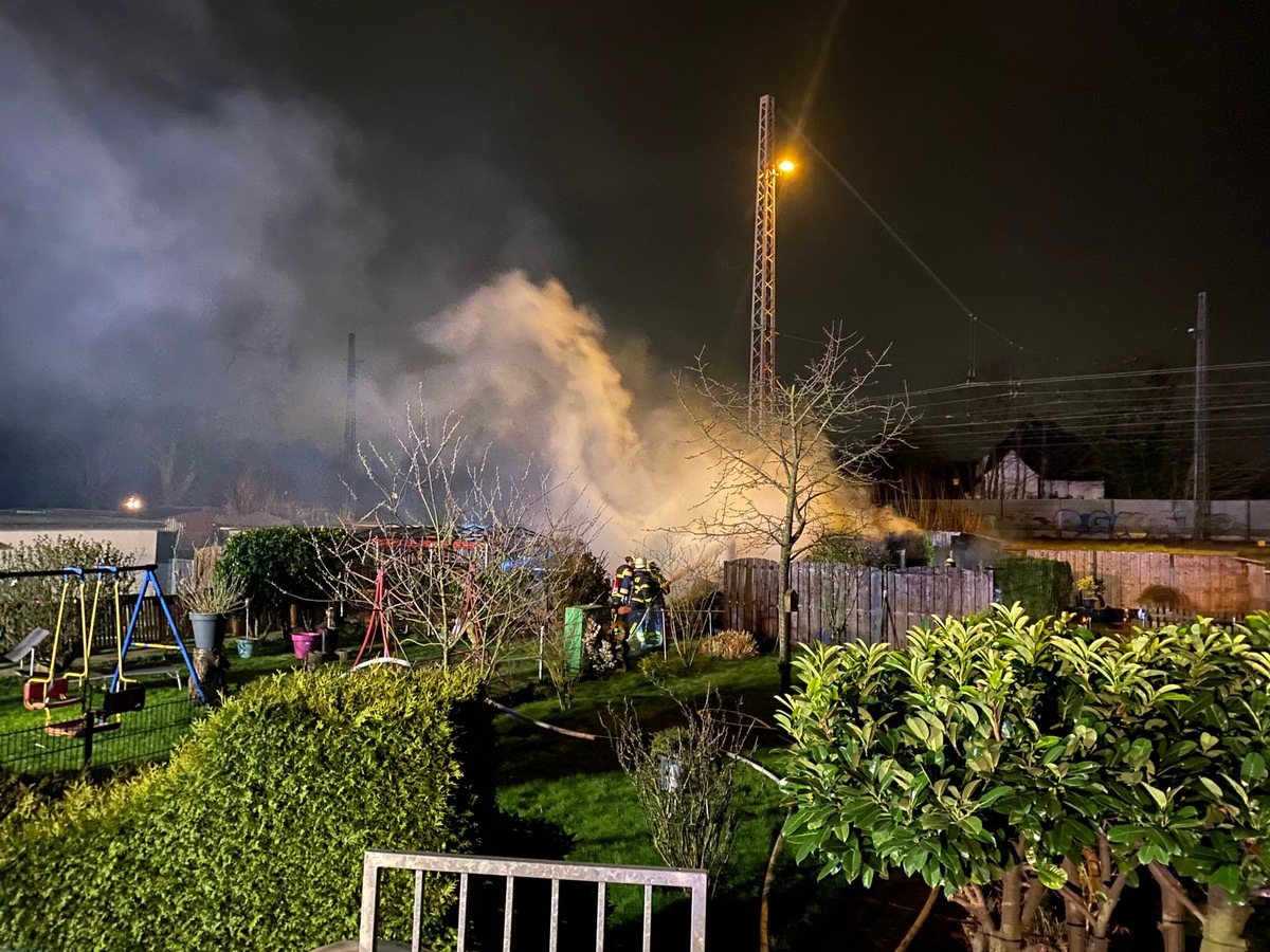 Fw Do Feuer In Mengede Gartenlaube Bei Brand Komplett