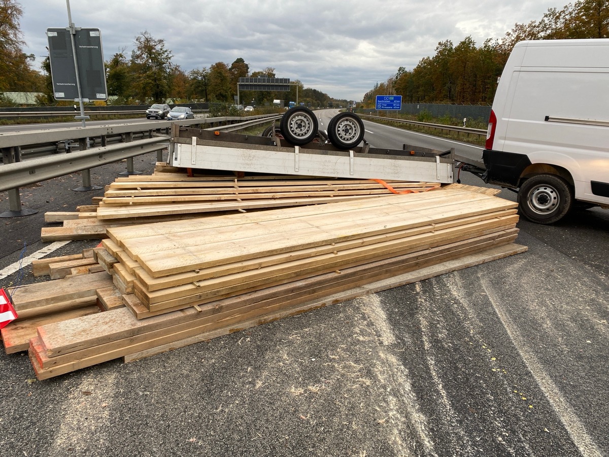 POL PDKL Anhänger umgestürzt Ladung über Fahrbahn verteilt