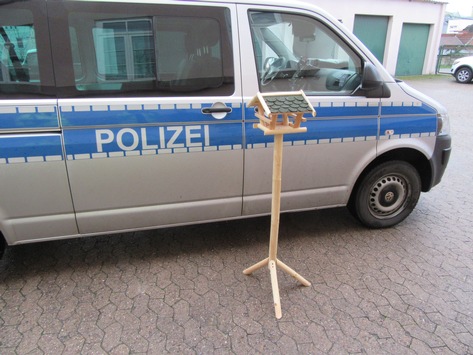 POL-HOL: Vandalismus in Stadtoldendorf: PKW, Beleuchtungen und Glasscheiben beschädigt - Vogelhaus gestohlen - Polizei sucht Zeugen der Sachbeschädigungen - / 3.000,-- EUR Schaden -