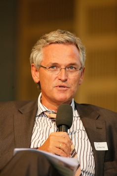 Dr. <b>Peter Frey</b>, Chefredakteur ZDF beim media coffee der dpa-Tochter news <b>...</b> - ots-video-diskussion-ueber-die-zukunft-von-medien-und-verlagen-expedition-ins-ungewisse-dpa-tochter-