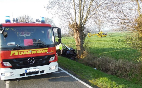 POL-NI: Nach Überholmanöver frontal gegen Baum geprallt