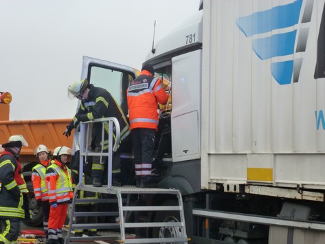 POL-WL: Schwerer Verkehrsunfall auf der Autobahn 1 +++ Lkw - Fahrer im Führerhaus eingeklemmt