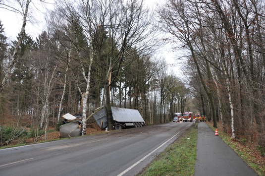 POL-WL: Sattelzug kommt von der Straße ab und prallt gegen einen Baum- Bundesstraße wegen komplizierter Bergung für mehrere Stunden gesperrt - 21-jähriger Fahrer leicht verletzt