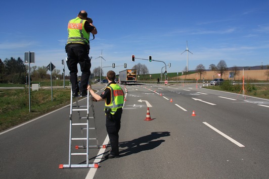 POL-HM: Folgemeldung zu "Tödlicher Verkehrsunfall - Bundesstraße 442 voll gesperrt"