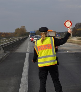 POL-WL: Verkehrskontrolle mit 35 Polizeibeamten auf der B 404