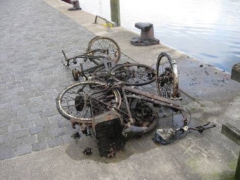 POL-FL: Flensburg - Donnerstagmorgen: Tauchaktion am Museumshafen, Schrott & Stehlgut an Land