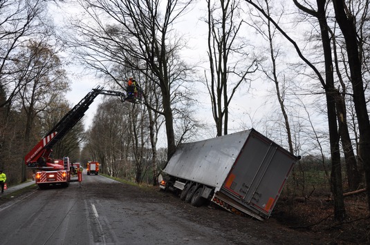 POL-WL: Sattelzug kommt von der Straße ab und prallt gegen einen Baum- Bundesstraße wegen komplizierter Bergung für mehrere Stunden gesperrt - 21-jähriger Fahrer leicht verletzt