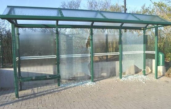POL-NI: Vandalismustaten reißen nicht ab - hohe Sachschäden - Polizei hofft auf Zeugen