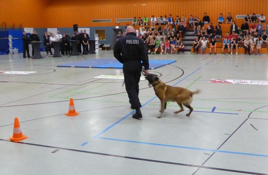 POL-HM: Nachwuchsmesse der Polizei in Hameln - positive Resonanz bei den jungen Teilnehmern