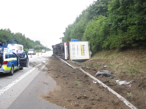 POL-WL: Sattelzug kommt von Fahrbahn ab und kippt auf die Seite