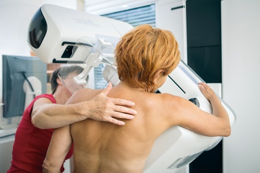 Je älter die Screening-Teilnehmerin, desto wahrscheinlicher ist eine Brustkrebsdiagnose / Aktuelle Auswertung zum deutschen Mammographie-Screening-Programm liegt vor 