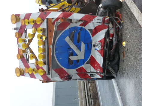 POL-WL: Schwerer Verkehrsunfall auf der Autobahn 1 +++ Lkw - Fahrer im Führerhaus eingeklemmt