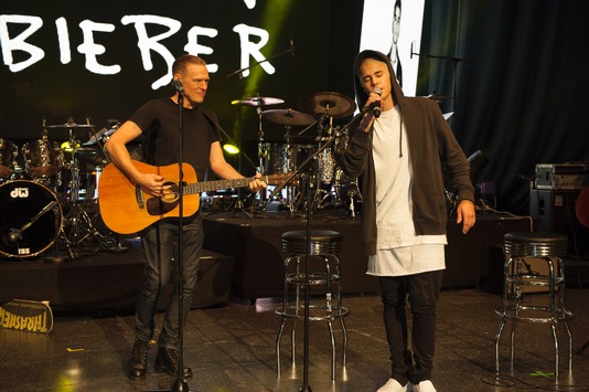 Großes Staraufgebot bei UNIVERSAL Inside 2015 / Justin Bieber und Bryan Adams performen spontan gemeinsam "Baby" 