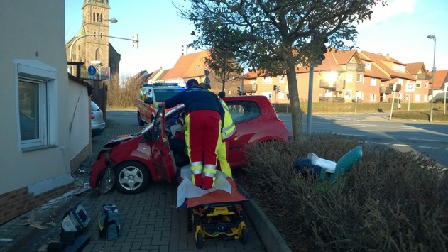 POL-NOM: PKW-Fahrer fährt in Hauswand