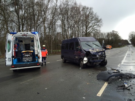 POL-WL: ++ Cayenne-Fahrer nimmt Kleinbus die Vorfahrt (Fotos) ++