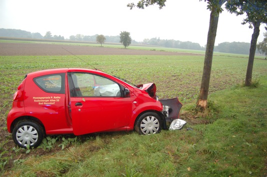 POL-STH: Mit Kleinwagen frontal gegen Baum, nur leicht verletzt