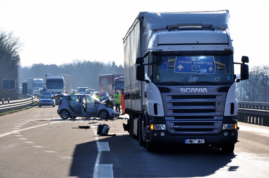 POL-WL: Verkehrsunfall mit einer schwerverletzten Person im Horster Dreieck