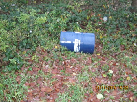 POL-SE: Föhrden-Barl, Hauptstraße - Aufgefundenes Ölfass an der B 206  - Wer hat etwas gesehen?