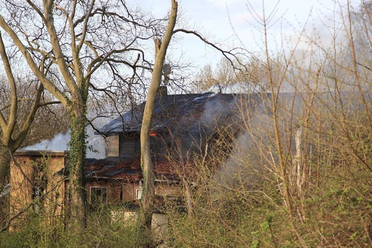 FW-E: Feuer in leer stehendem Wohn- und Geschäftshaus in Essen-Schonnebeck, keine Verletzten