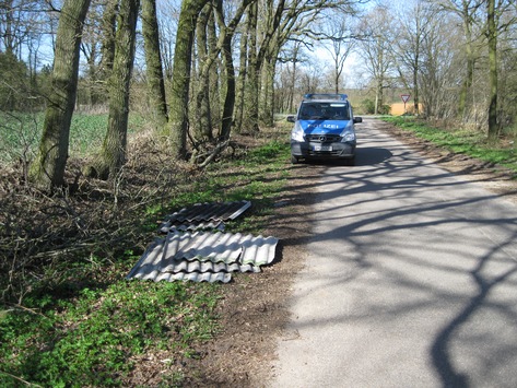 POL-SE: Lentföhrden:  Polizei bittet um Zeugenhinweise zu aufgefundenen Asbestplatten