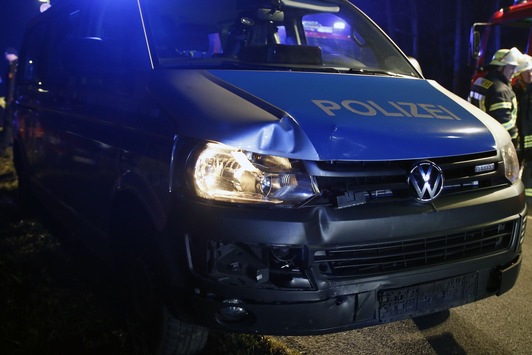 POL-NI: Unfall mit drei Fahrzeugen - drei Verletzte, hoher Sachschaden