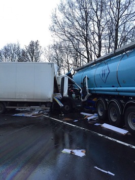 POL-NI: Tödlicher Unfall - Klein-LKW kollidiert mit Tanklastzug