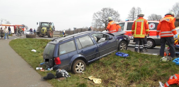 POL-NI: Traktorfahrer übersieht PKW - vier verletzte Personen davon zwei schwer