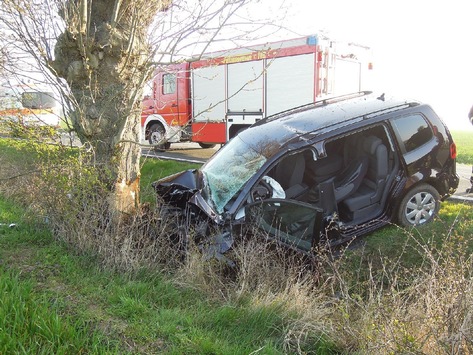 POL-NI: Nach Überholmanöver frontal gegen Baum geprallt