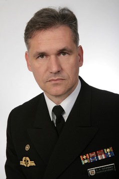 Fregattenkapitän Kay-<b>Achim Schönbach</b>, Kommandant der &quot; <b>...</b> - deutsche-marine-pressemeldung-pressetermin-fregatte-mecklenburg-vorpommern-kehrt-von-atalanta-einsat