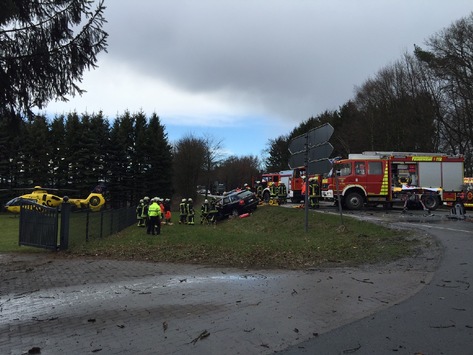 POL-WL: ++ Cayenne-Fahrer nimmt Kleinbus die Vorfahrt (Fotos) ++