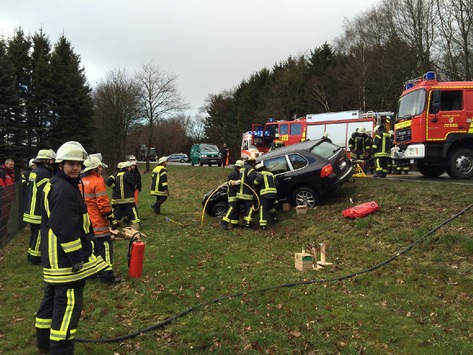 POL-WL: ++ Cayenne-Fahrer nimmt Kleinbus die Vorfahrt (Fotos) ++