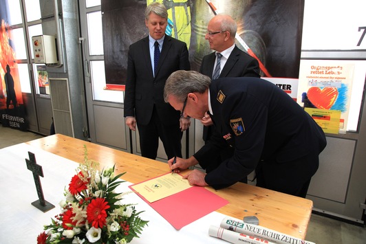 FW-E: Grundsteinlegung für das Ausbildungszentrum der Feuerwehr Essen, anhaltender Regen sorgt für außergewöhnlichen Rahmen