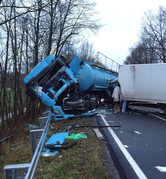 POL-NI: Tödlicher Unfall - Klein-LKW kollidiert mit Tanklastzug