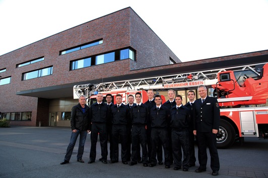 FW-E: Feuerwehrnachwuchs, neue Brandschützer bei der Feuerwehr Essen Ernennung zu Brandmeistern und Vereidigung neuer Brandmeisteranwärter