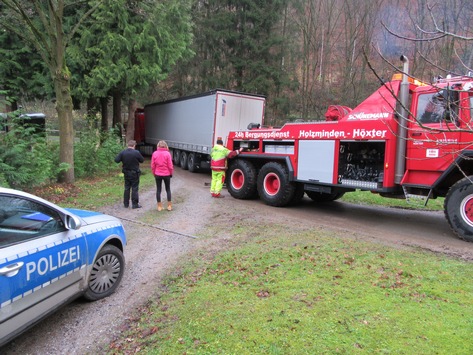 POL-HOL: Boffzen - Revierförsterei Rottmünde: Zur Bergung schweres Gerät erforderlich - Nasses Erdreich lässt schwere Fahrzeuge "absacken" -