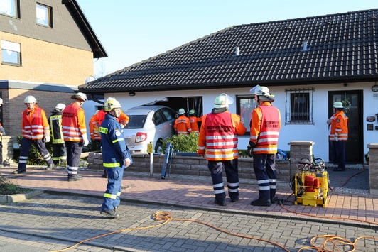 POL-HM: Pkw durchbricht Außenfassade eines Einfamilienhauses