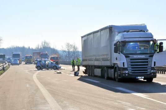 POL-WL: Verkehrsunfall mit einer schwerverletzten Person im Horster Dreieck